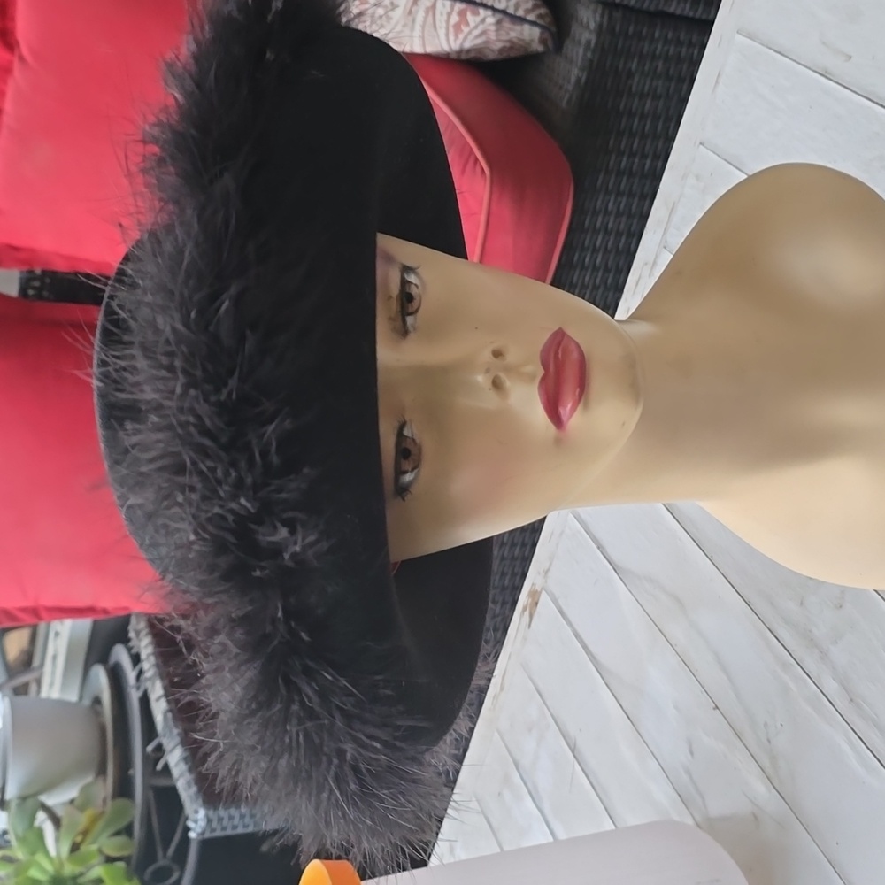 Chic Wide brimmed Fearhered Vintage Hat